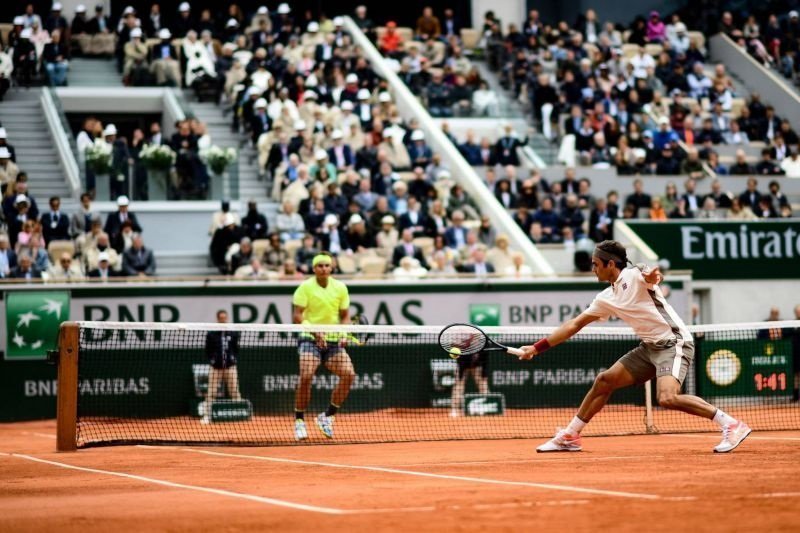 Photo de Federer emporté par Nadal… et le vent !