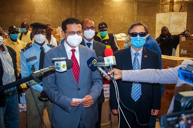 Photo de Le ministre de la Santé supervise une réception des équipements dons de sociétés chinoises