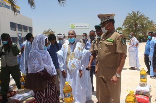Photo de Le chef d’état- major de la gendarmerie  supervise   des opérations de distribution d’aides alimentaires destinées aux veuves des martyrs
