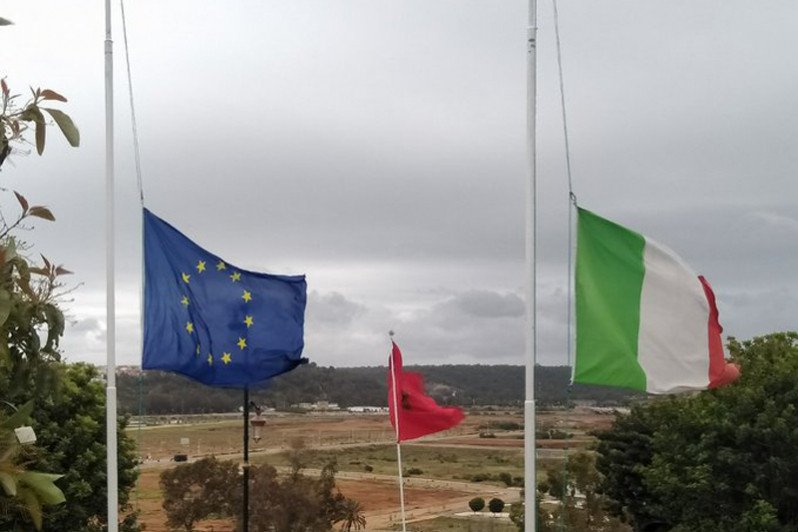Photo de Covid 19 : Le drapeau d’Italie en berne à l’ambassade italienne au Maroc  et en Mauritanie