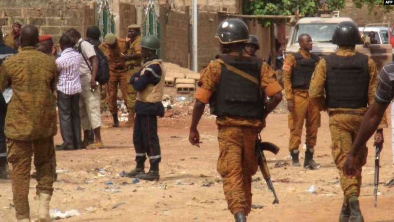 Photo de Burkina – Plus de 30 civils tués par des jihadistes dans l’est du pays