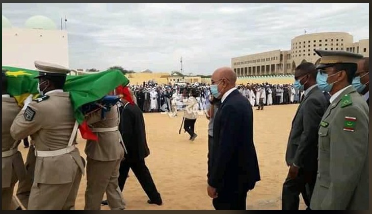 Photo de Le Président de la République effectue la prière funéraire sur le corps de l’ancien Président, Sidi Ould Cheikh Abdallahi