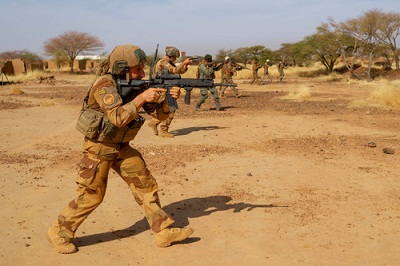 Photo de BARKHANE :  soldats maliens et français se mobilisent dans le Gourma