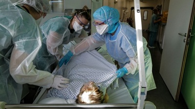 Photo de En Tunisie, les hôpitaux se remplissent et le vaccin tarde