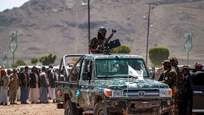 une photo prise le 21 septembre 2019 montre un rebelle yemenite devant sa mitrailleuse montee sur un camion a sanaa