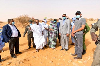 Photo de Visite d’inspection des oasis menacées par l’avancée du désert