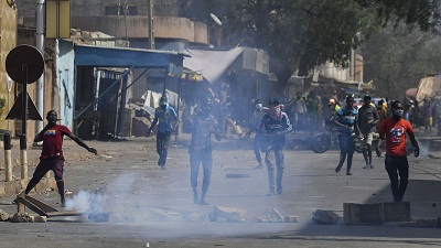 des manifestants proches de l opposition au niger jettent des pierres lors de heurts avec la police a niamey le 24 fevrier 2021 45698787