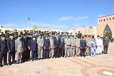 Photo de Le ministre de l’Intérieur décore des fonctionnaires de son département.