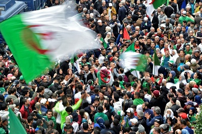 Photo de Les étudiants algériens à nouveau dans la rue malgré l’interdiction