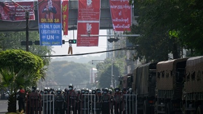 la police anti emeute bloque les routes lors d une manifestation a rangoun contre le coup d etat militaire le 26 fevrier 2021456987