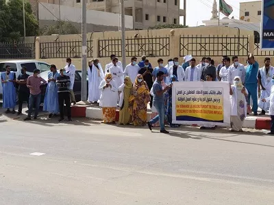 Photo de Des médecins au chômage manifestent devant leur ministère