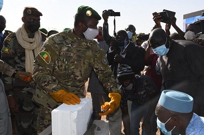 Le Colonel Assimi Goita a pose la premiere pierre de lHopital militaire du Mali le 20 janvier 2021 a Banankoro