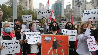 Photo de Une centaine de mères manifestent à Beyrouth contre la classe dirigeante