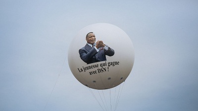 un ballon portant la photo du president sortant et candidat a sa reelection denis sassou nguesso a brazzaville le 19 mars 2021 6587458
