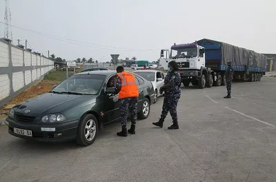Des agents au Benin effectuent des controles de vehicules