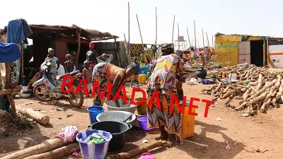 camp deplace refugie malienne femme fille menagere bonne village pauvrete