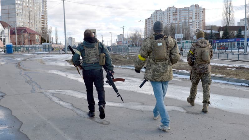 Des membres des forces de Defense territoriale a Kharkiv a l est de l Ukraine le 27 fevrier 2022 1358513