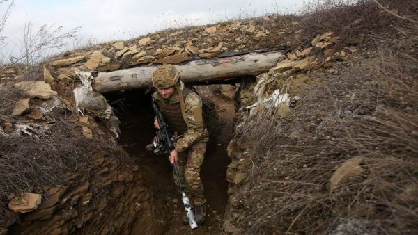 un soldat ukrainien dans une tranchee sur la ligne de front avec les separatistes prorusses pres de troitske dans la region de lougansk le 22 fevrier 2022 6342404 1 e1645995172220
