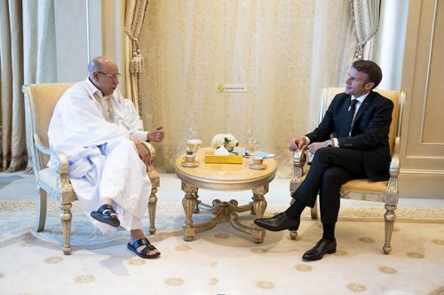 Photo de Le Président de la République rencontre à Abu Dhabi son homologue français qui a du cactus dans le jardin