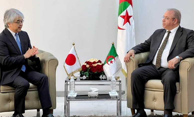 Ahmed Zeghdar recevant l’ambassadeur du Japon à Alger, Akira Kono. D. R.