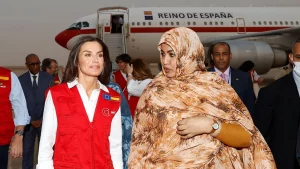 La reine Letizia porte un uniforme (gilet de coopérateur) lors de son voyage en Mauritanie