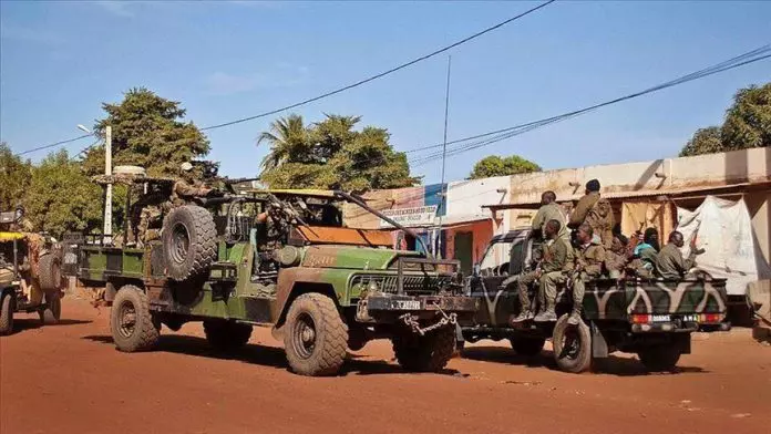 Photo de Cinq soldats maliens tués par une bombe en bordure de route