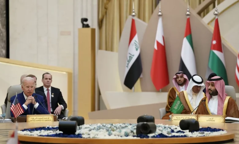 Joe Biden et le prince héritier Mohamed ben Salmane lors du sommet à Jeddah. [Evan Vucci - Keystone]