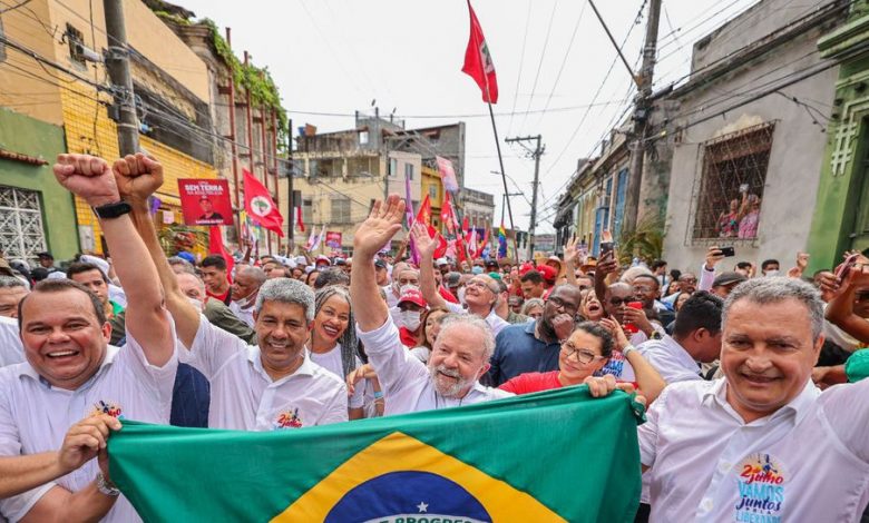 L'ex-président et candidat favori à la prochaine élection présidentielle au Brésil, Luiz Inacio Lula da Silva, au centre, le 2 juillet 2022 en campagne à Salvador de Bahia - afp.com/Ricardo STUCKERT