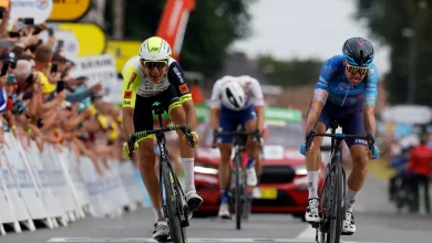 Photo de Tour de France: Simon Clarke gagne l&rsquo;étape des pavés, van Aert sauve son maillot jaune