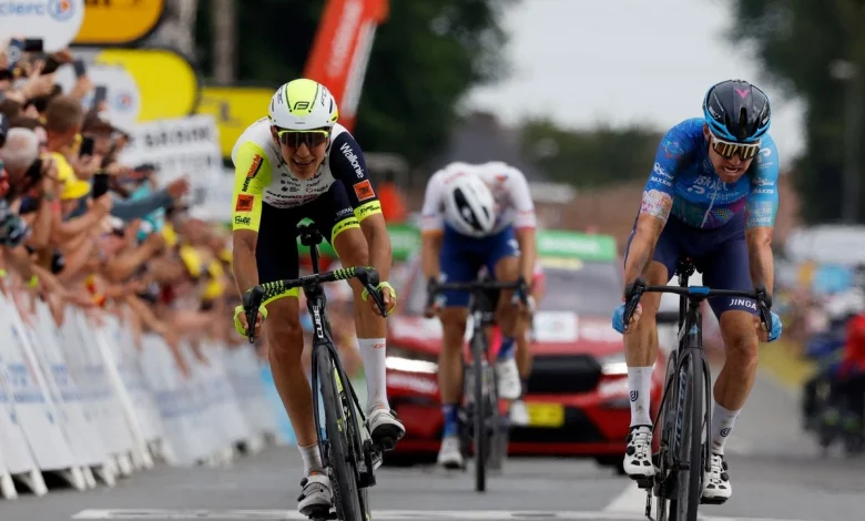 Photo de Tour de France: Simon Clarke gagne l’étape des pavés, van Aert sauve son maillot jaune