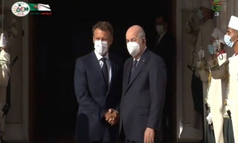 le président accueilli avec les honneurs à Alger