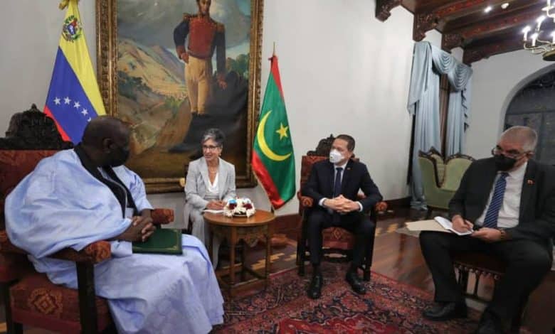 Photo de Notre ambassadeur au Venezuela présente ses lettres de créance.