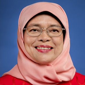 Photo de La Présidente singapourienne félicitée par le Président de la République.