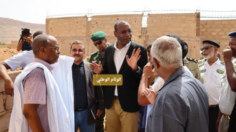 Photo de Le ministre de l’Habitat visite le chantier d’une école à El Ghayra