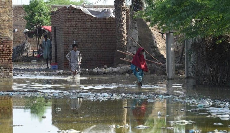 Pakistan: le bilan provisoire des inondations meurtrières grimpe à 1136 morts