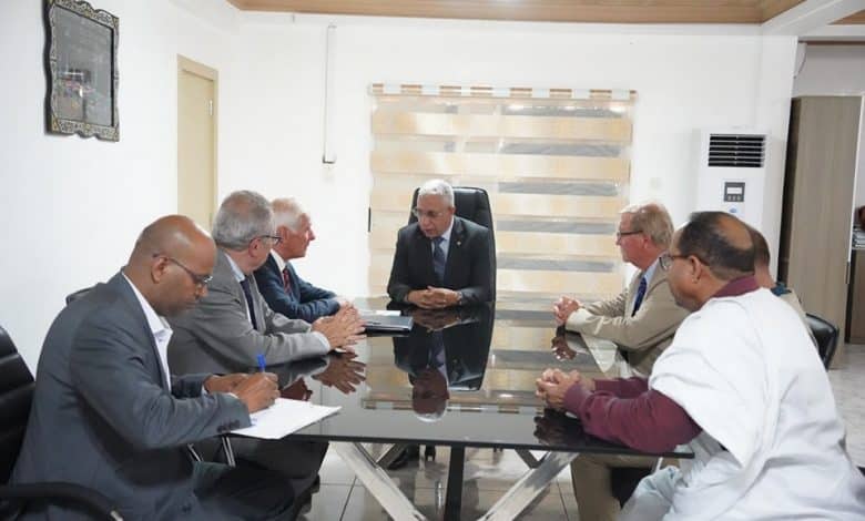 Photo de Le ministre de la Santé reçoit une délégation des Chevaliers de Malte