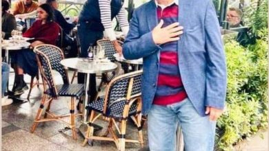 Photo de L’ancien président apparaît à Paris pour la première fois.