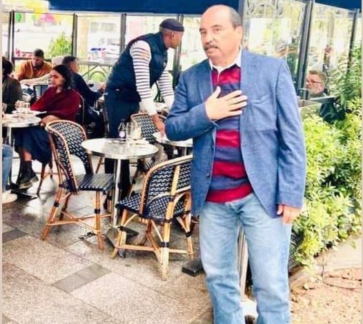 L'ancien président apparaît à Paris pour la première fois.