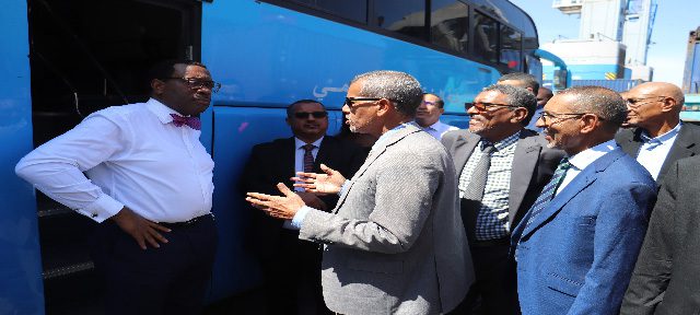 Le secrétaire général du ministère des Affaires économiques et le président de la BAD visite le port de l’amitié et Aftout Sahli