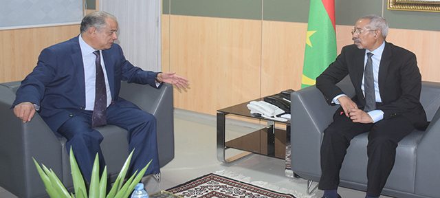 le ministre de la Défense nationale et l'ambassadeur de l'Algérie