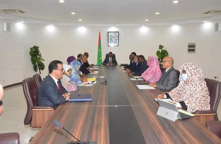 Photo de Le Premier ministre préside une réunion avec les nouveaux ministres.