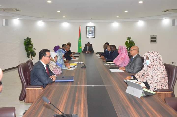 Le Premier ministre préside une réunion avec les nouveaux ministres.