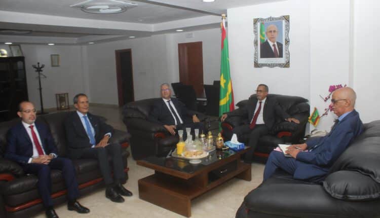 Photo de Le ministre de l’Agriculture discute avec son homologue marocain