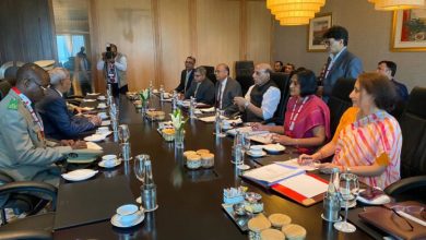 Photo de Le ministre de la Défense discute avec son homologue indien