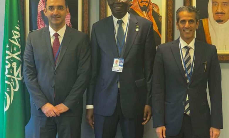 Photo de Le ministre s’entretient avec le PDG du Fonds Saoudien