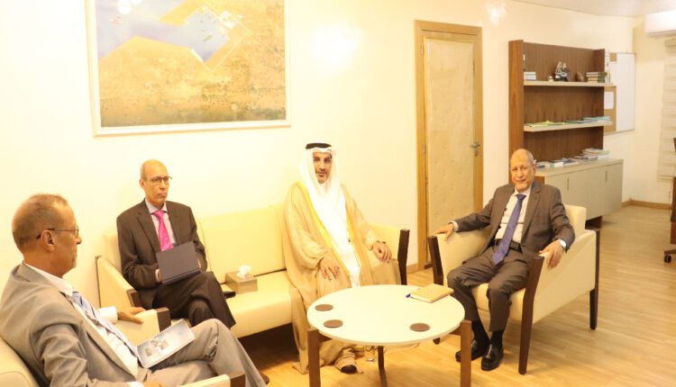 Le ministre des Pêches discute avec l’ambassadeur du Koweït