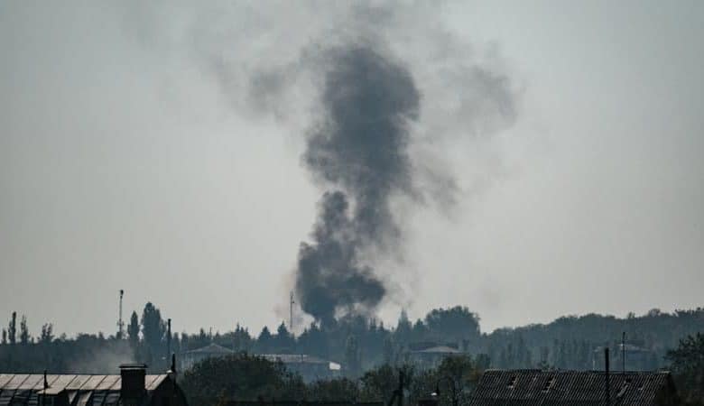 De la fumée noire au-dessus de Bakhmout, dans le Donbass, en Ukraine, le 7 octobre 2022 - Yasuyoshi CHIBA / AFP