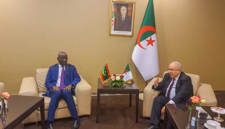 Le ministre des Affaires étrangères reçoit son homologue algérien