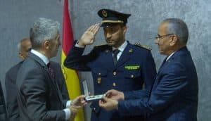 Le ministre espagnol de l’Intérieur décore un commissaire de police pour son rôle dans la lutte contre l’immigration