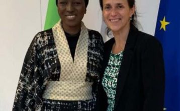 Lalya Kamara tient une réunion de travail avec Dr Zacharopoulou. 2 Photo de Lalya Kamara tient une réunion de travail avec Dr Zacharopoulou.